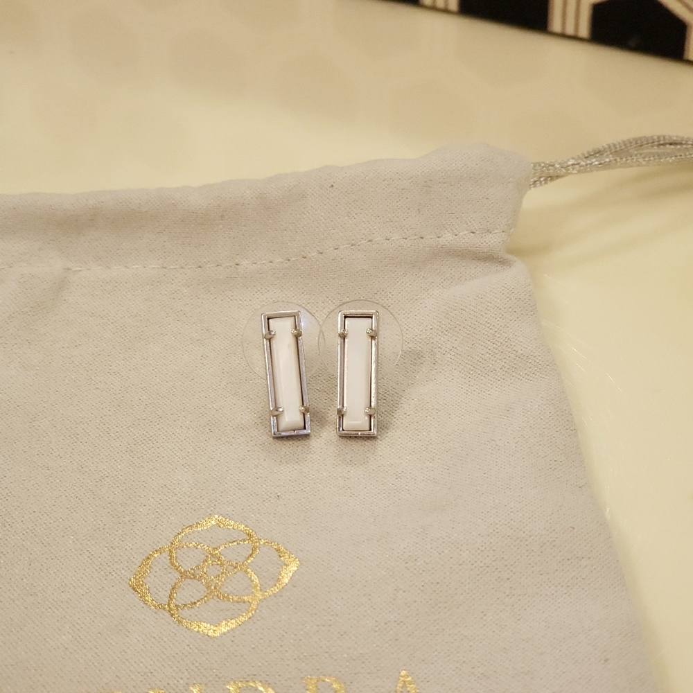 Kendra Scott lady silver stud earrings
